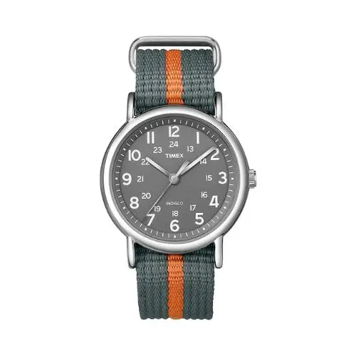 Relógio masculino casual, Timex, com caixa em latão e pulseira em tecido.