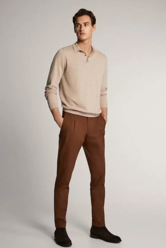 Homem usando camisa polo de manga longa, calça chino e sapatos.