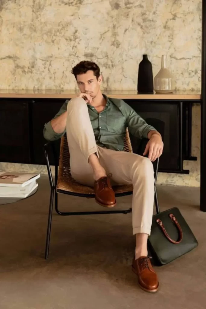 Exemplo de smart casual masculino. Homem usando calça chino, camisa social e sapatos de couro.