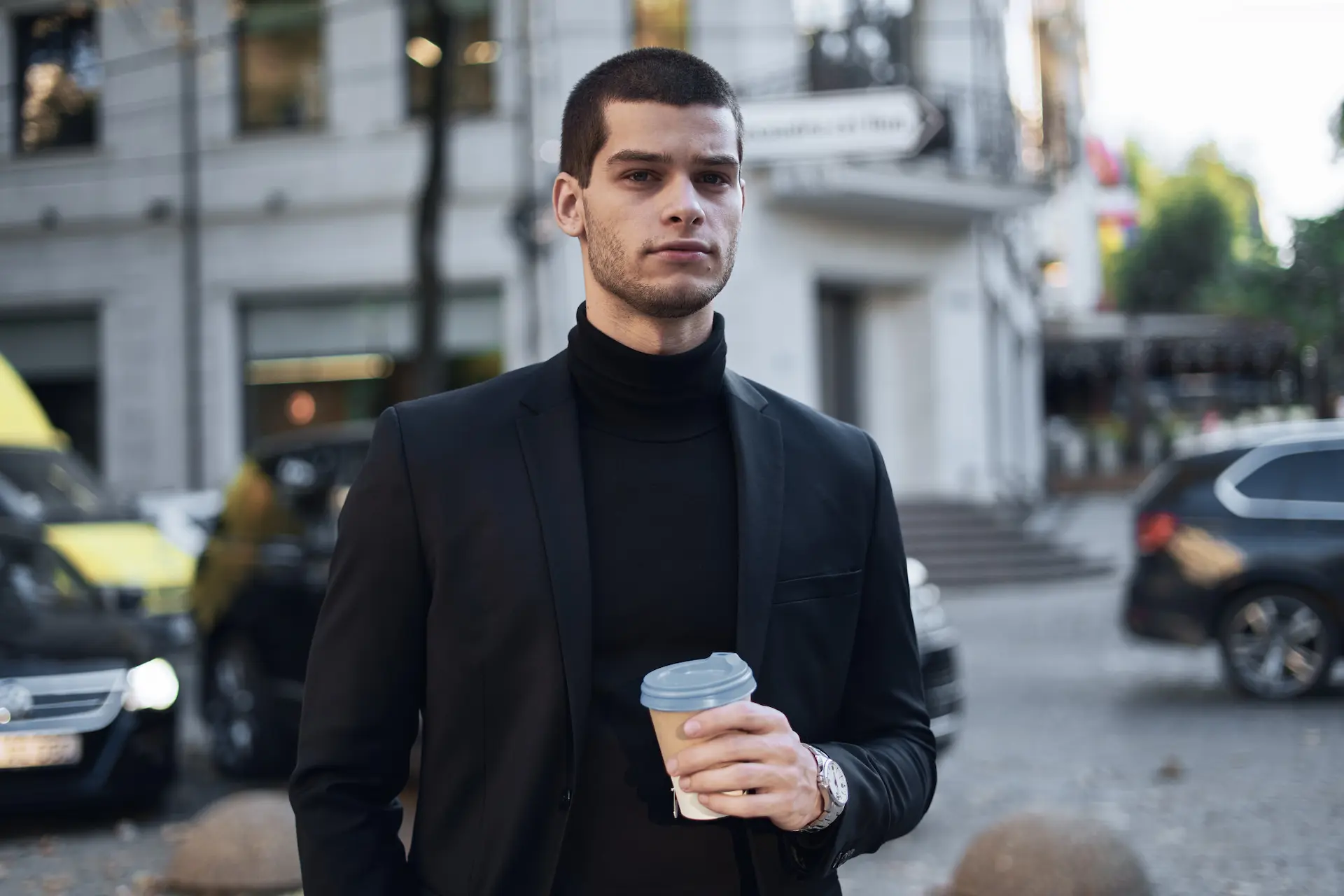 Exemplo de smart casual masculino. Homem usando camiseta de gola alta e blazer.