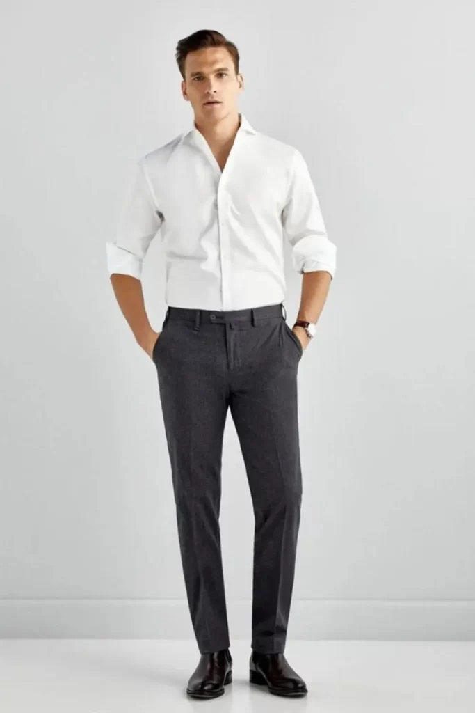 Homem de 40 anos usando calça de alfaiataria, sapato Oxford, camisa social e relógio.