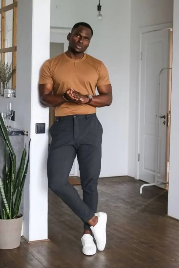 Homem de 40 anos usando calça de alfaiataria, tênis casual e camiseta.