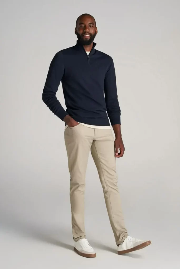 Homem utilizando camiseta de manga longa, calça e tênis casual.