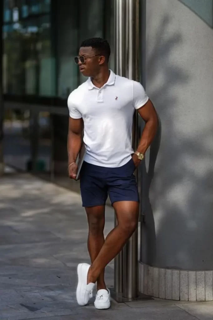 Homem usando camisa polo, short e tênis casual.