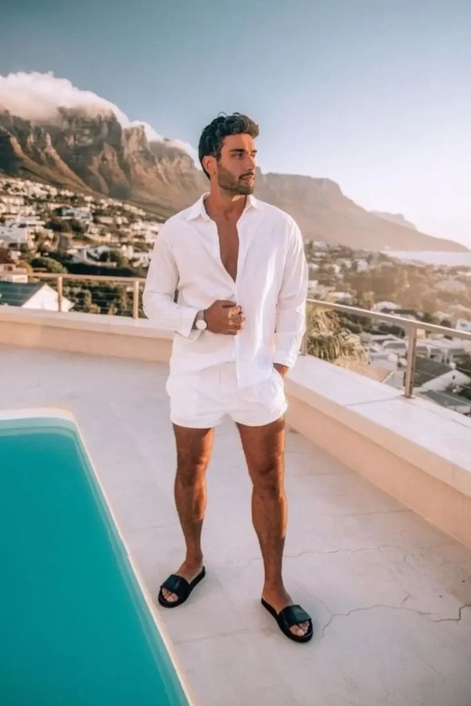 Homem usando camisa, short e chinelo.