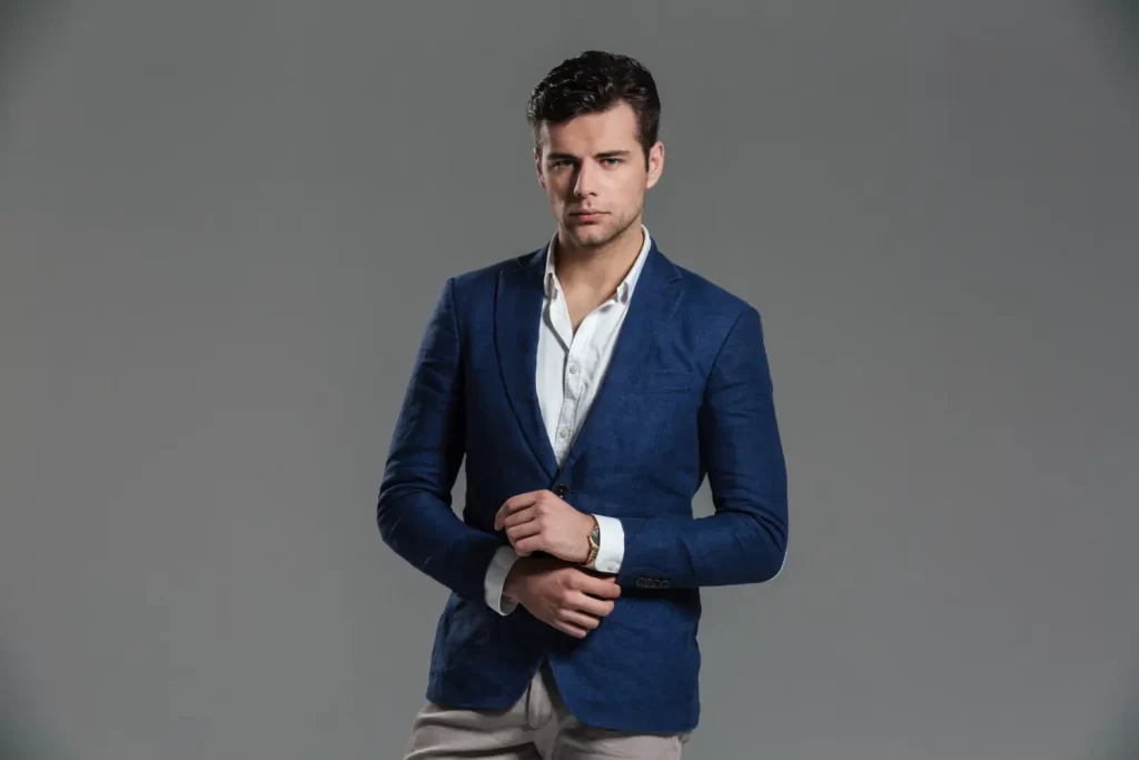 Homem usando um traje esporte fino: blazer, camisa social e calça de alfaiataria.