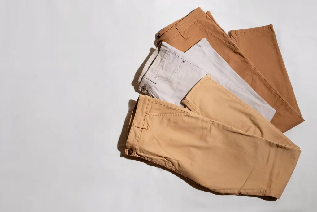 4 motivos para você ter uma calça chino no seu guarda-roupa