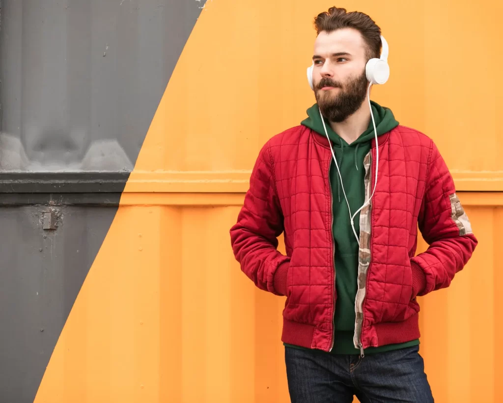 Além dos tons neutros: precisamos resgatar roupas coloridas