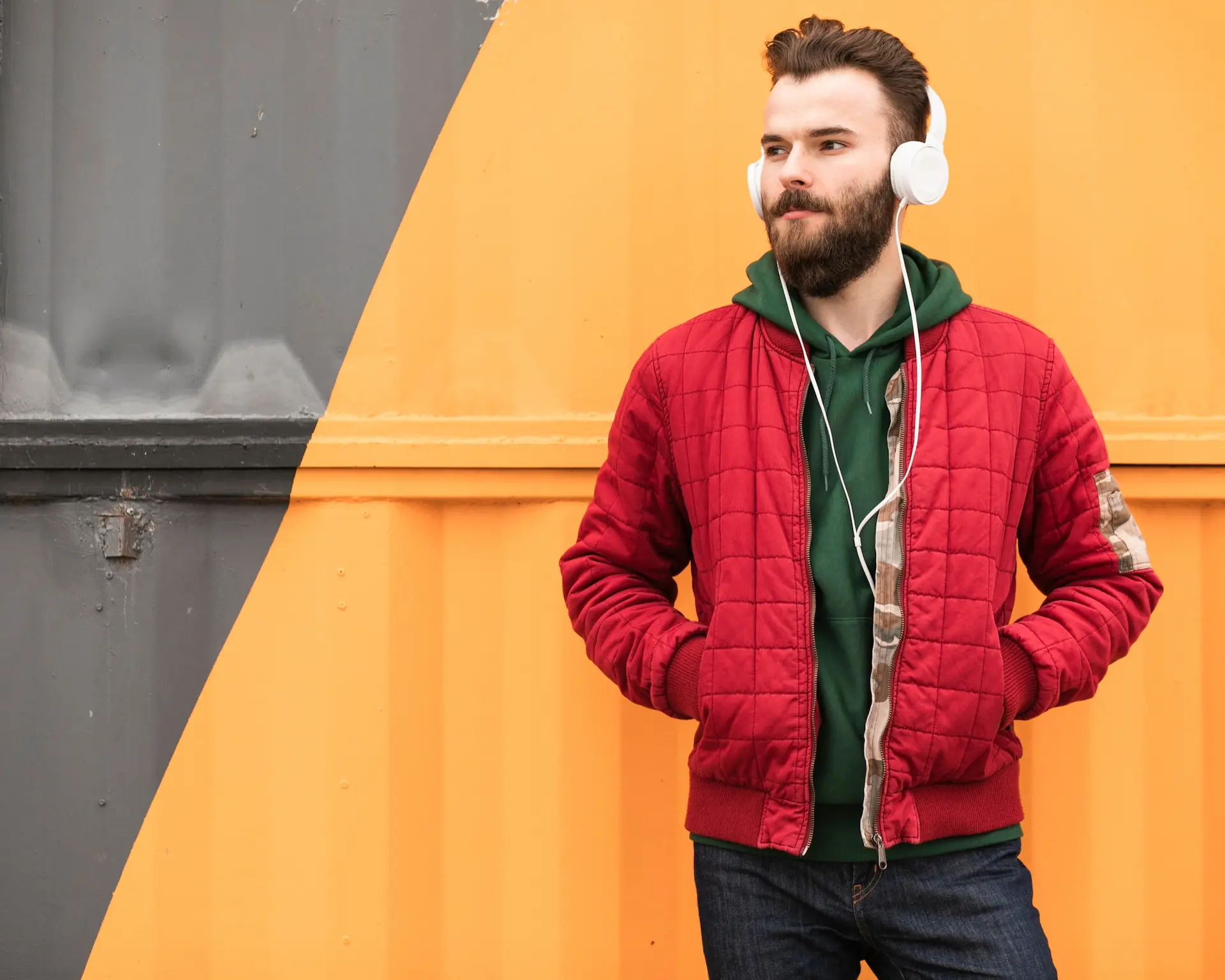 Além dos tons neutros: precisamos resgatar roupas coloridas