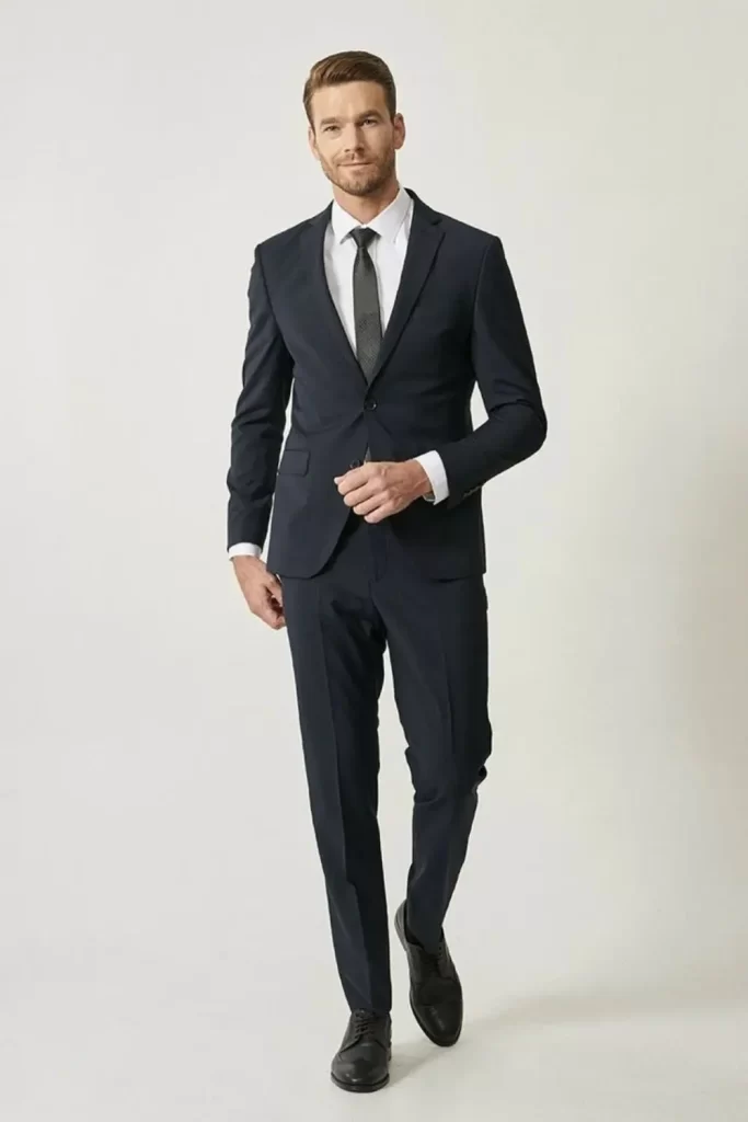 Homem usando um traje passeio completo.