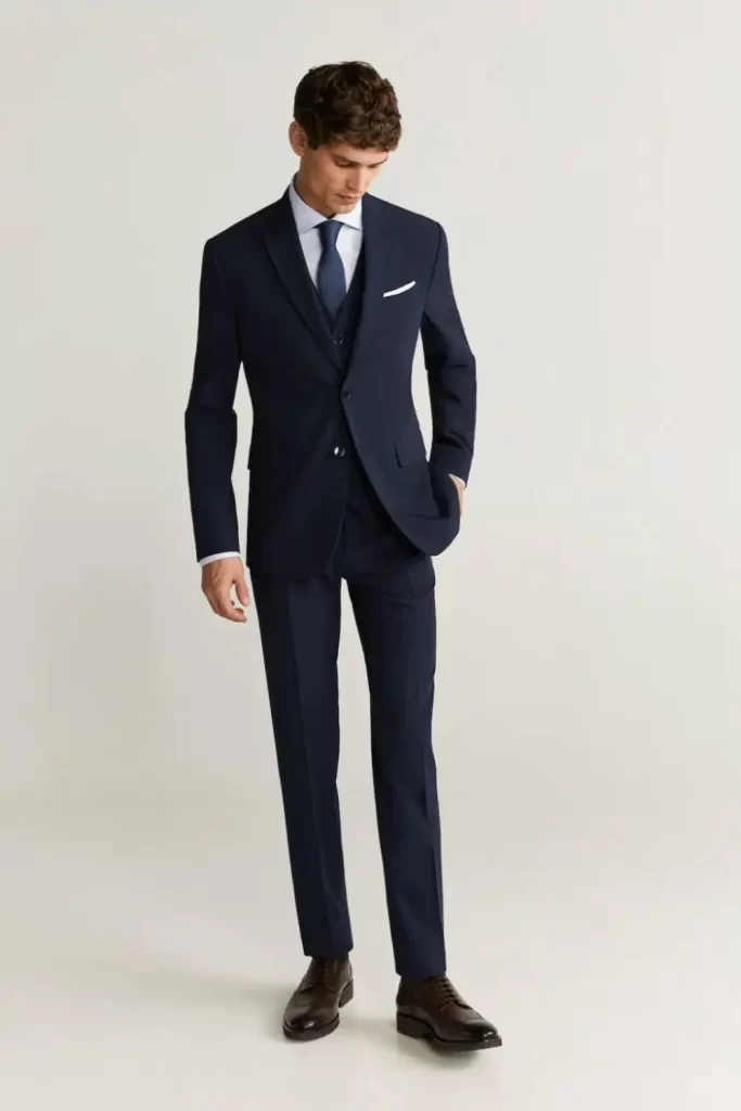 Homem usando um traje passeio completo.