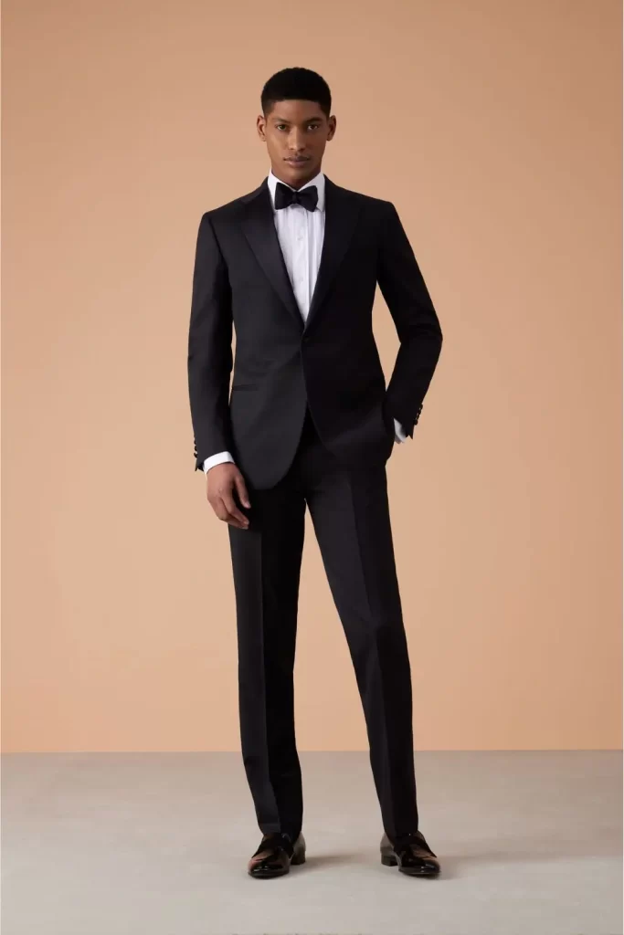 Homem utilizando traje a rigor (black tie).