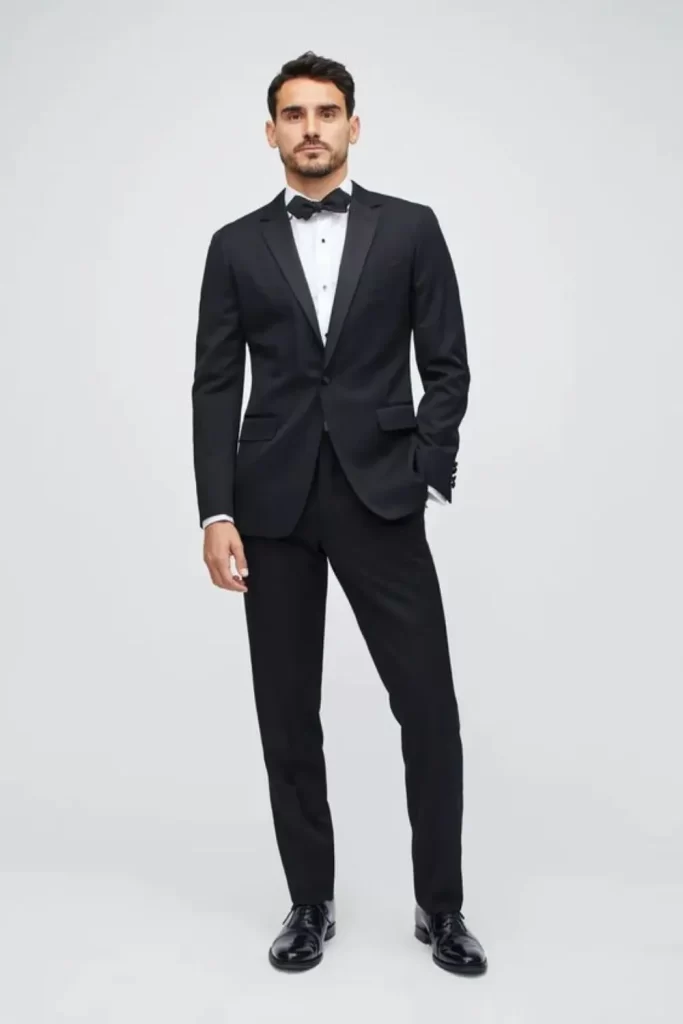 Homem utilizando traje a rigor (black tie).