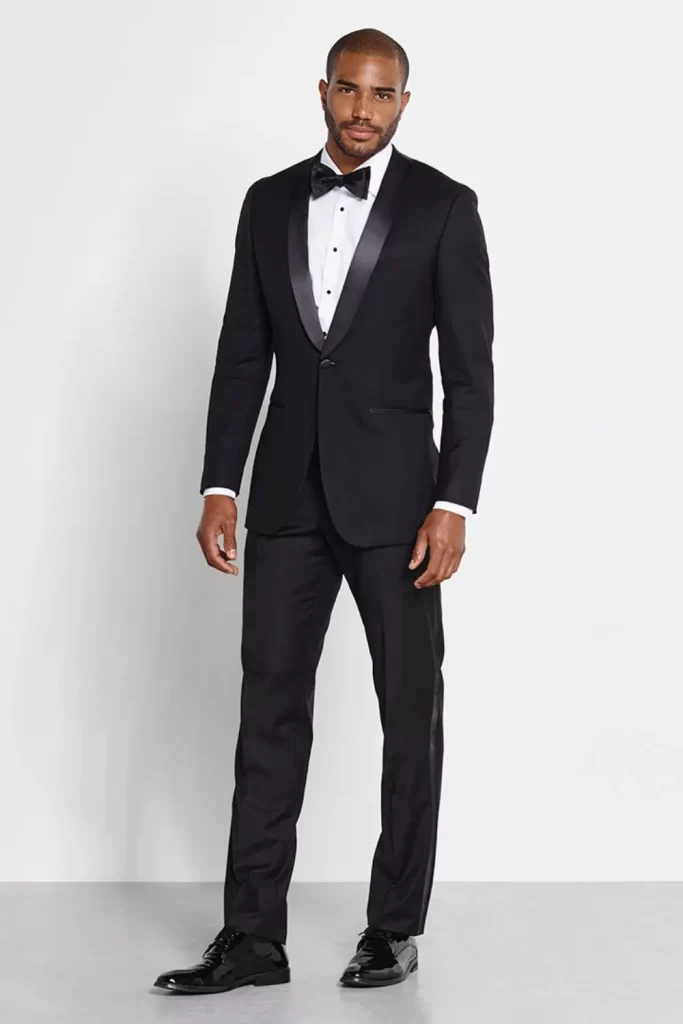 Homem utilizando traje a rigor (black tie).