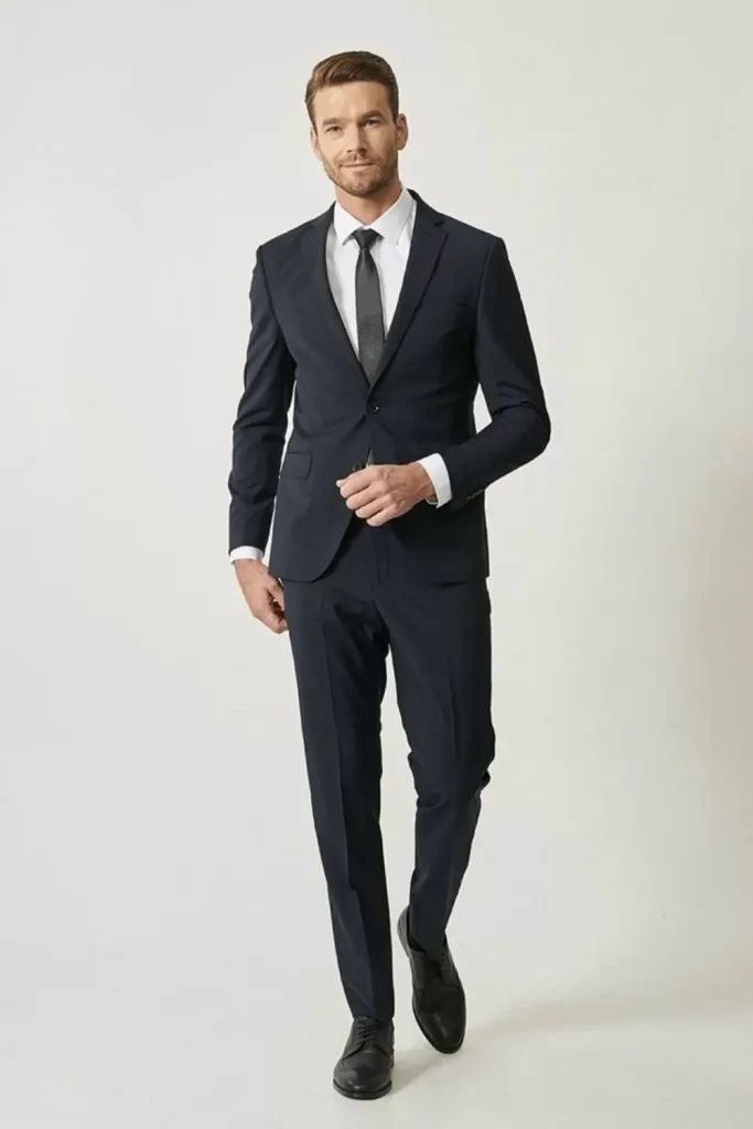 Homem usando traje passeio completo.