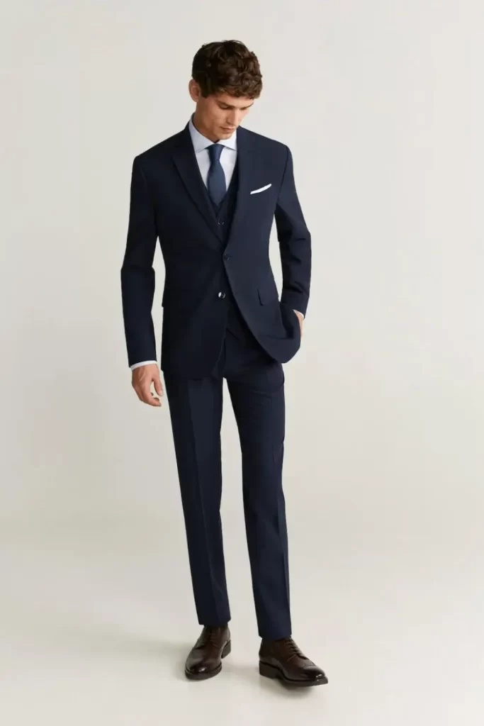 Homem usando traje passeio completo.