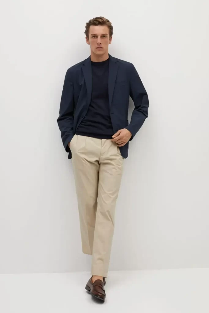 Homem usando blazer, calça chino, camiseta básica e loafer.