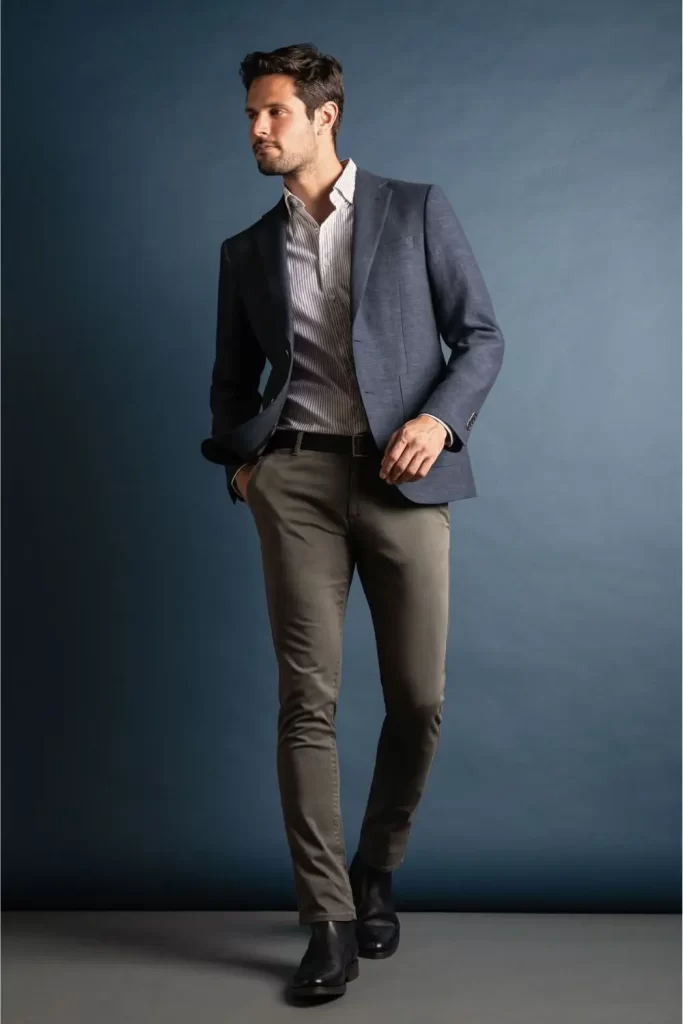 Homem usando calça chino, camisa social, blazer e sapatos formais.