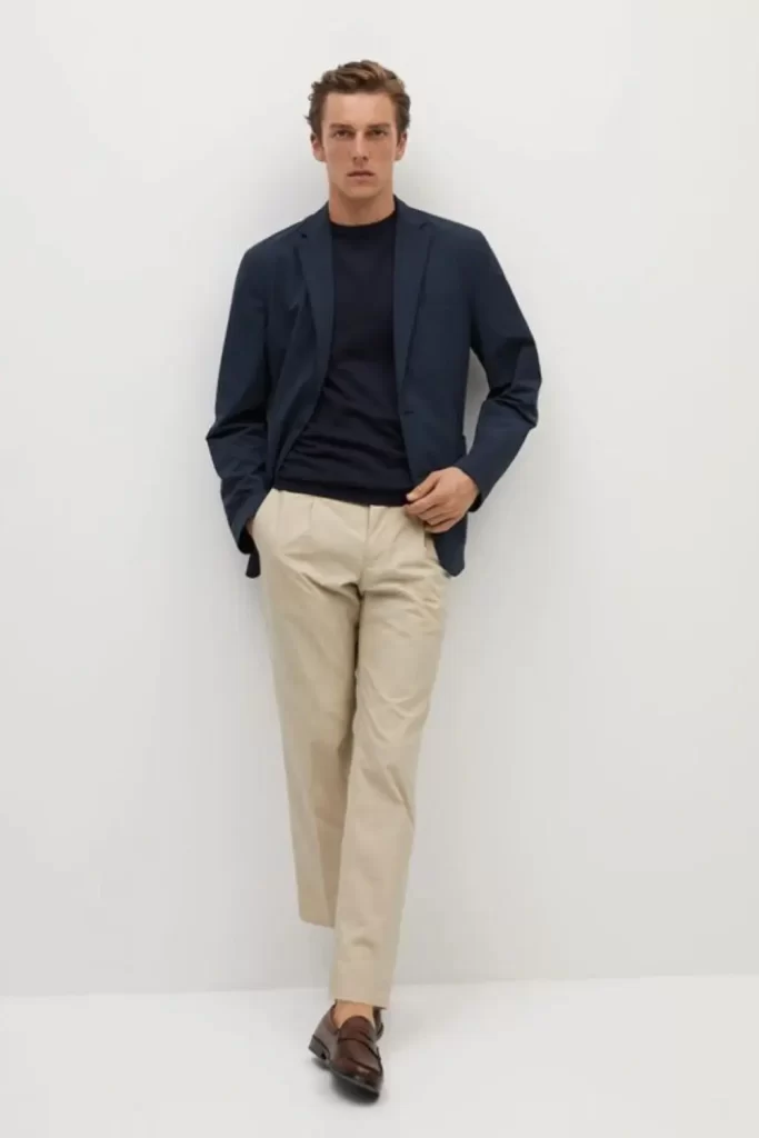 Homem usando calça chino, camiseta básica, blazer e loafer.