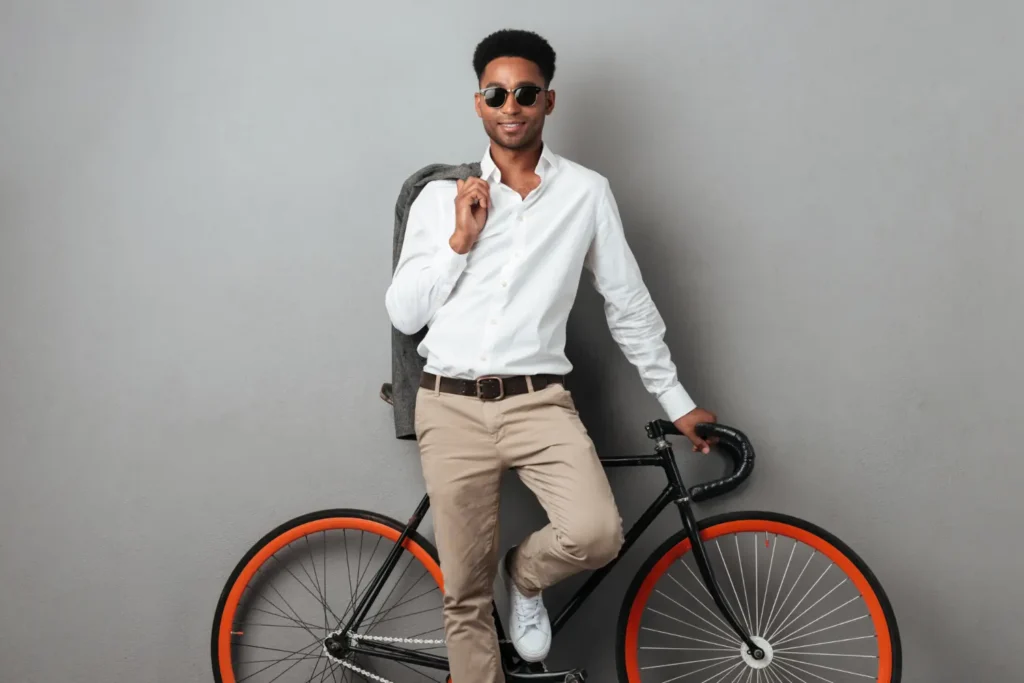 Homem usando camisa social, calça de sarja e tênis branco.