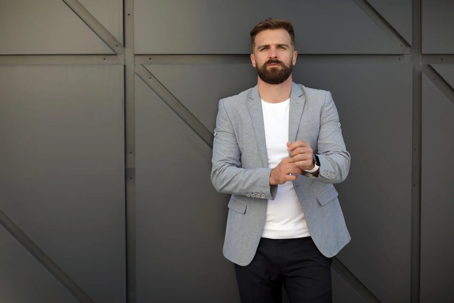 Homem usando um visual smart casual masculino